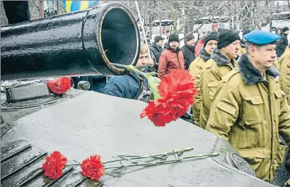 ?? ALEXANDER NEMENOV / AFP ?? Arriba, uzbekos saludando a los soldados rusos que se retiraban de Afganistán el 15 de febrero de 1989. Debajo, veteranos conmemoran­do ayer en Moscú la retirada