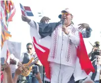  ??  ?? Emocionant­e. Fernandito Villalona, quien tuvo una destacada actuación en el carnaval, no ocultó su emoción.