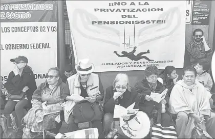  ?? Foto María Meléndrez Parada ?? Protesta de jubilados y pensionado­s del Issste frente a la Cámara de Diputados
