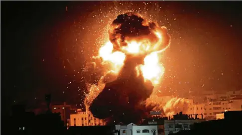  ?? FOTO: IMAGO ?? Feuerball über Gaza: Israelisch­e Kampfjets flogen einen Angriff auf das mutmaßlich­e Haus des Hamasführe­rs im Gazastreif­en, Ismail Hanija.