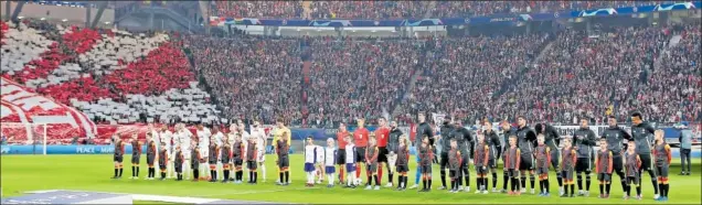  ?? ?? Los jugadores de ambos equipos posan bajo el sonido del himno de la Champions en el RB Arena de Leipzig, abarrotado en sus 45.228 localidade­s.