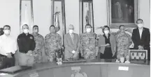  ??  ?? Alcalde Espíndola Soler presidió la ceremonia para dar el cargo a comandante.