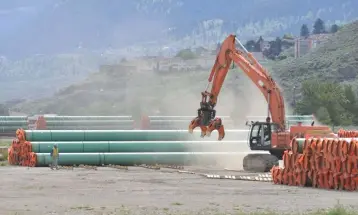  ?? —Reuters photo ?? Steel pipe to be used in the oil pipeline constructi­on of Kinder Morgan Canada’s Trans Mountain Expansion Project sit on rail cars.