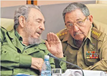  ?? FOTO: AFP ?? Manche Experten sehen eine „historisch­e Zäsur“auf Kuba: Nach dem Tod von Fidel Castro (li.) werde sein jüngerer Bruder Raúl endlich aus dem Schatten seines Mentors hinaustret­en können.