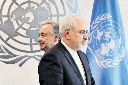  ??  ?? Mohammed Javad Zarif war in New York bei der Uno (im Hintergrun­d Generalsek­retär Antonio Guterres), als US-Präsident Donald Trump neue US-Sanktionen gegen den Iran verhängen ließ.