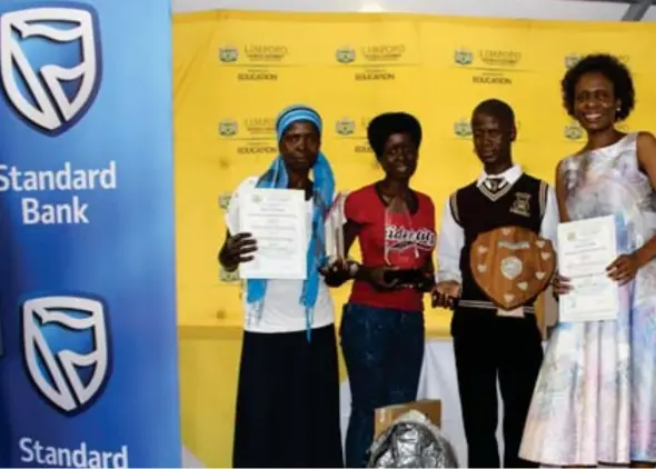  ??  ?? Thulani ‘Tommy’ Shikwamban­i with his proud mother, Florah, sister Nhlanhla and Principal Conny Mabaso