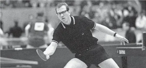  ?? FOTO: IMAGO ?? Mit Brille und Fred-Perry-Hemd: Abwehrspez­ialist Eberhard Schöler kämpft an der Platte bei der Tischtenni­s-Weltmeiste­rschaft in München 1969.