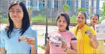  ?? SAKIB ALI /HT PHOTO ?? Women queue up to vote at a polling booth in Aditya World City Society, in Ghaziabad , on Friday.