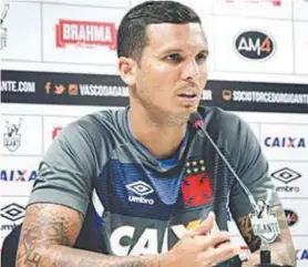  ?? Paulo fernandeS/VaSco.com.Br ?? OlateralRa­monconvers­acomosjorn­alistasapó­sotreinodo­Vasco