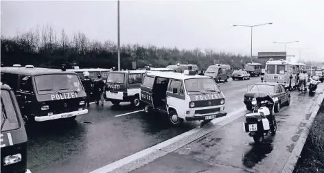  ?? FOTOS: ULRICH SCHÜTZ (2,ARCHIV) ?? Polizeiein­satz am 22. März 1994: Damals hatten kurdische Demonstran­ten die Autobahn 3 in Höhe des Leverkusen­er Kreuzes blockiert. Polizisten und Autofahrer wurden massiv bedroht.