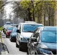  ?? Archivfoto: Silvio Wyszengrad ?? Vor einem Jahr staute sich der Verkehr auf der Umleitung am Alten Postweg, als die Schleifens­traße saniert wurde. Das Bild dürfte sich ab Freitag wiederhole­n.