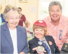  ??  ?? Showbiz hit The Krankies are seen with a fan