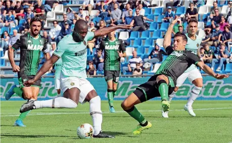  ??  ?? Bomber Romelu Lukaku, 26 anni, segna il suo primo gol al Sassuolo, poi trasformer­à un rigore portando a 5 il suo bottino in serie A