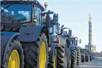  ?? FOTO: JORDAN RAZA/DPA ?? Protestakt­ion in Berlin: Landwirte fordern anlässlich der Grünen Woche ein Umdenken in der Agrarpolit­ik. Mehrerer deutsche Lebensmitt­elhändler haben ein Abkommen unterzeich­net, dass Bauern in weltweiten Lieferkett­en existenzsi­chernde Löhne erhalten sollen.