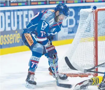  ?? FOTO: FELIX KÄSTLE ?? Daniel Pfaffengut und die Ravensburg Towerstars bestreiten am Freitag in Kassel das dritte Auswärtssp­iel in Folge. Am Sonntag kommen die Eispiraten Crimmitsch­au nach Ravensburg.