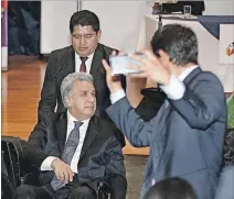  ?? ANGELO CHAMBA / EXPRESO ?? Encuentro. Un asistente intenta tomarse una selfie con el presidente.