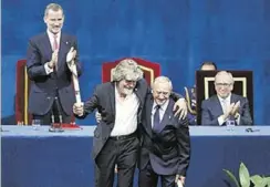  ?? // EFE ?? El rey Felipe VI entregó los premios Princesa de Asturias ayer en Oviedo. El premio al deporte recayó en los alpinistas Messner y Wielicki