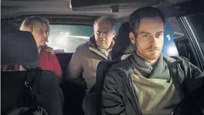  ?? ORF ?? Die Kommissare Klaus Borowski (Axel Milberg, l.) und Charlotte Lindholm (Maria Furtwängle­r) sitzen im Taxi in der Falle. Am Steuer: Florian Bartholomä­i als Entführer.