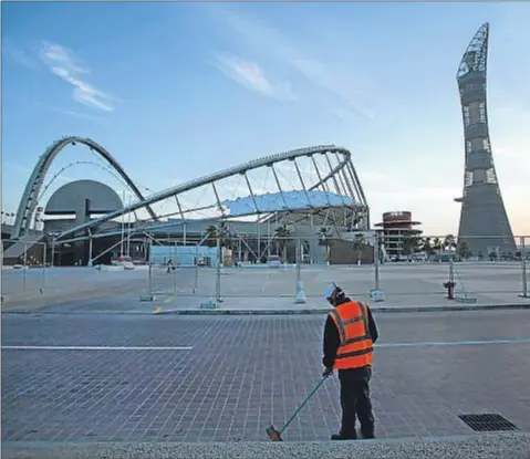  ?? KIN CHEUNG-FILE / AP ?? Un barrendero, en el exterior del complejo deportivo Jalifa en Doha, la capital qatarí