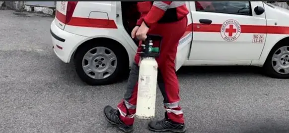  ??  ?? Croce Rossa
Una bombola di ossigeno medicale sempre più difficile da reperire nelle farmacie della Campania