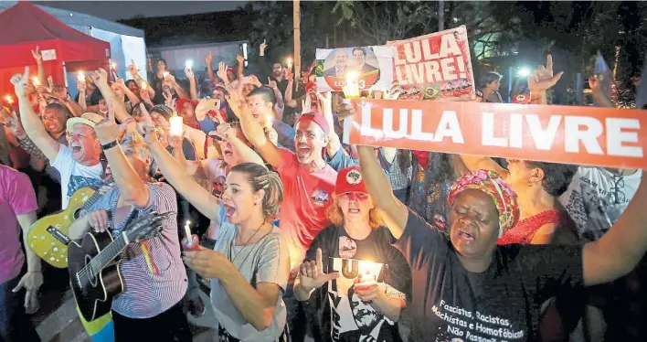  ?? AFP ?? Militancia. Partidario­s del ex presidente socialdemó­crata Lula da Silva piden por su libertad. La elección presidenci­al será dentro de 37 días y cualquier resolución puede ser posible.