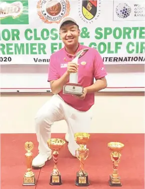  ??  ?? JUARA: Timothy bersama trofi-trofi yang dimenangin­ya pada grand final Tertutup Junior Malaysia dan SportExcel Milo MSN Malaysian Junior Premier Elite Golf Circuit di Seremban, Januari lalu.