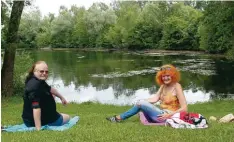  ?? Foto: Annette Zoepf ?? Renate Fritsch und Helmut Klopfer sind gerne am Bergheimer Baggersee. Die vielen Wasserpfla­nzen finden sie beim Schwimmen aber schon eklig.