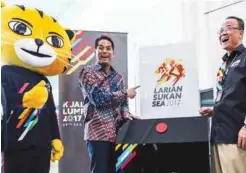  ?? ASHRAF SHAMSUL/ THE SUN ?? Khairy (left) and KL2017 Malaysian Organising Committee secretaria­t chief executive officer Datuk Seri Zolkples Embong showing the logo for the SEA Games Run during the launch yesterday.