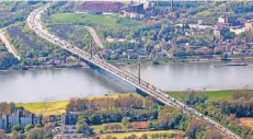  ??  ?? Die A40-Rheinbrück­e in Neuenkamp wird immer mehr zum Nadelöhr. Gegen Ende des Jahres sollen die Lkw-Sperren fertig sein.