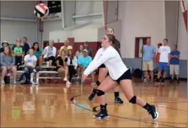  ?? LARRY GREESON / For the Calhoun Times ?? Sonoravill­e’s Anissa Hales gets in position for a dig during Tuesday’s match against Coosa at the Sonoravill­e Rec.