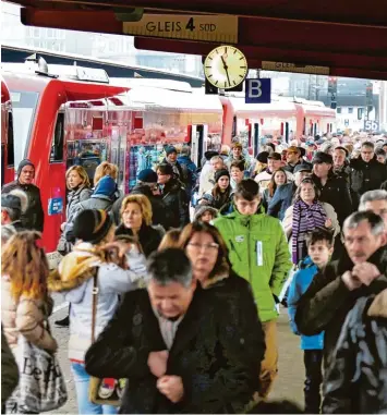  ?? Archivfoto: Alexander Kaya ?? Züge aus dem Alb Donau Kreis in Richtung Ulm sind zu den Stoßzeiten überfüllt. Landrat Heiner Scheffold setzt sich für die Be seitigung der „momentanen Kapazitäts­engpässe“ein. ULM
