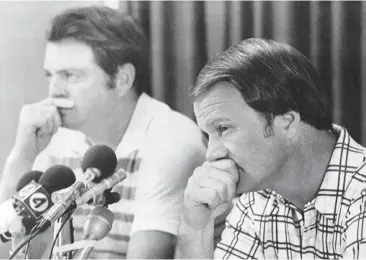  ?? [OKLAHOMAN ARCHIVES] ?? Tom Osborne, left, and Barry Switzer listen to a question before the Orange Bowl of the 1978 season.