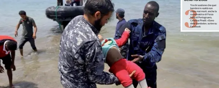  ??  ?? Il naufragioL­e immagini scattate nei giorni scorsi dopo il naufragio di un gommone di migranti in seguito al quale sono morti dei bambini