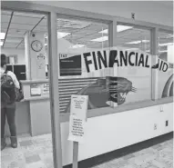  ?? MICHAEL SEARS / MILWAUKEE JOURNAL SENTINEL ?? The University of Wisconsin-Milwaukee financial aid office is a busy place as students come in with forms and questions.