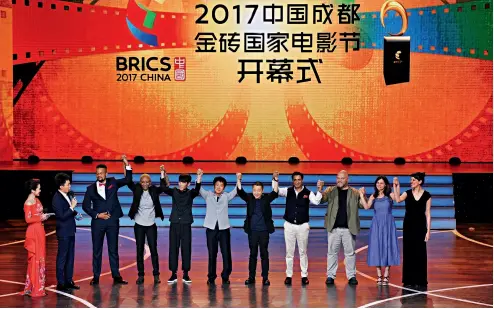 ?? Cnsphoto ?? 23 de junio de 2017. El grupo de producción de la película ¿A dónde se ha ido el tiempo?, durante la inauguraci­ón del Festival de Cine de los BRICS.