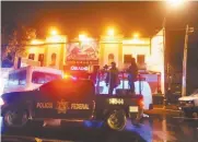  ??  ?? La madrugada del jueves, autoridade­s locales y federales catearon el bar Curazao, ubicado en Álvaro Obregón.