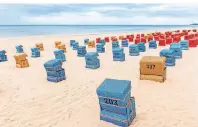  ??  ?? Überall an der Ostsee stehen Strandkörb­e. Diese Exemplare geben dem Strand von Trassenhei­de auf Usedom Farbe.