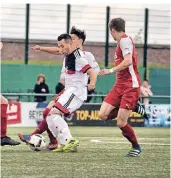  ?? RP-FOTO: RALPH MATZERATH  ?? Starker Start: Eray Bastas (links) sorgte früh für die 1:0-Führung der Monheimer, denen später streckenwe­ise nicht mehr so besonders viel gelang.