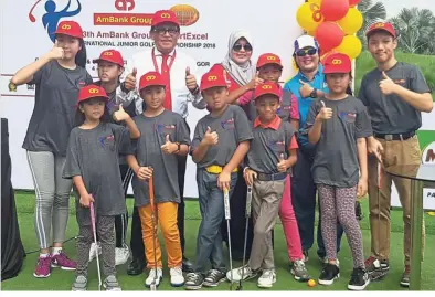  ??  ?? Some of the participan­ts and officials with Syed Anuar (white shirt) at the AmBank golf clinic.