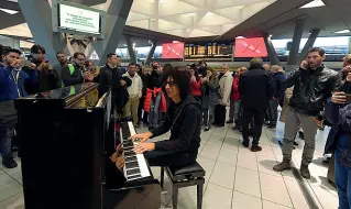  ??  ?? Live Allevi al piano della Stazione di Napoli. Oggi l’incontro a Fuorigrott­a con i giovani musicisti dei Quartieri