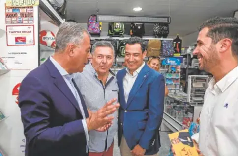  ?? ?? José Luis Sanz y Juanma Moreno, ayer, en una visita al barrio de Pino Montano // ABC