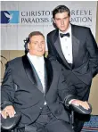  ??  ?? Father and son: at an event in 2002 for Christophe­r Reeve Paralysis Foundation