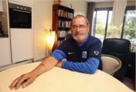  ?? FOTO JG ?? Genk-supporter Geert Reynders werd naar eigen zeggen aan zijn arm geraakt door een metalen staaf vanuit het bezoekersv­ak.