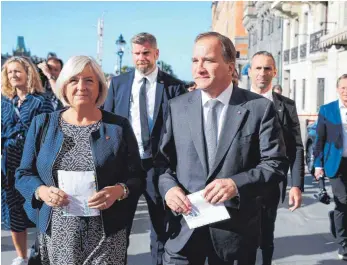  ?? FOTO: DPA ?? Die schwedisch­en Sozialdemo­kraten von Ministerpr­äsident Stefan Löfven (Mitte, mit seiner Frau Ulla) haben deutlich an Zustimmung verloren, ihren Platz als stärkste politische Kraft aber verteidigt.