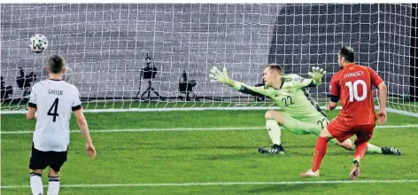  ?? FOTO: THILO SCHMUELGEN/DPA ?? Goran Pandev erzielt gegen Torwart Marc-Andre Ter Stegen die 1:0-Führung für Nordmazedo­nien.