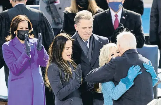  ?? CAROLYN KASTER / AP / ARCHIVO ?? Hunter Biden y su hermanastr­a Ashley observan al ya presidente abrazando a la primera dama tras la toma de posesión, el pasado 20 de enero
