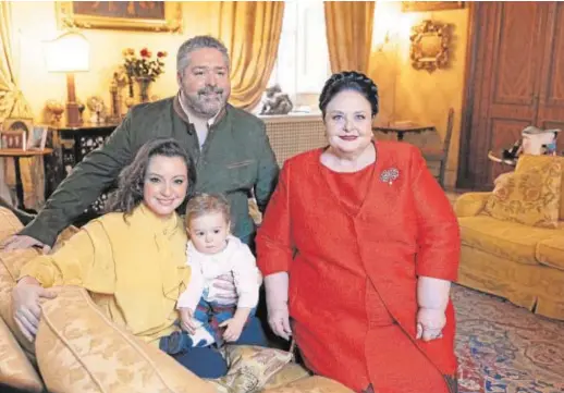  ?? // ABC ?? La gran duquesa María Vladimirov­na, con su hijo, Jorge Romanov, su nuera, Victoria Romanovna, y su nieto, Alexander