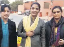  ?? HT PHOTO ?? Sonu Punjaban (centre) was arrested last month for forcing a minor into prostituti­on.