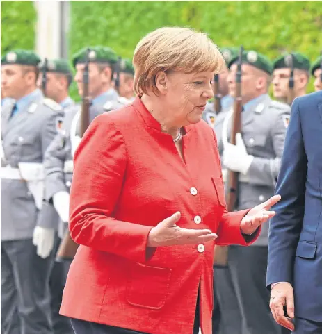  ??  ?? Angela Merkel recibió ayer en Berlín al flamante premier italiano, Giuseppe Conti