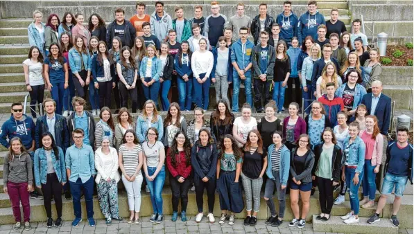  ?? Foto: Christian Pagel ?? Das Bild zeigt die 12. Jahrgangss­tufe bei der letzten Vollversam­mlung vor dem Abitur Ende April 2018 zusammen mit Schulleite­r Georg Gerhardt.